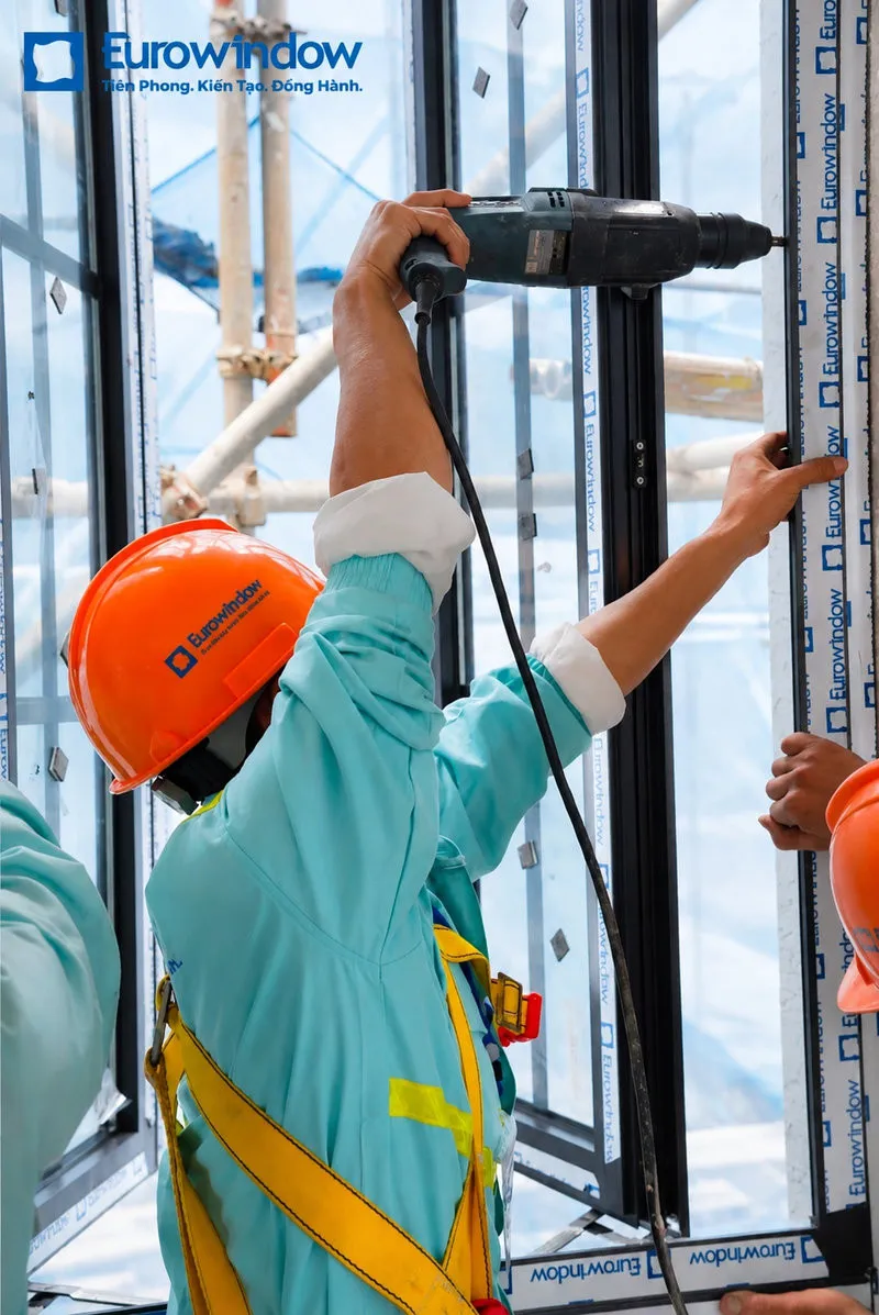 Kỹ thuật viên thi công lắp đặt khung cửa nhôm kính Eurowindow chuẩn kỹ thuật
