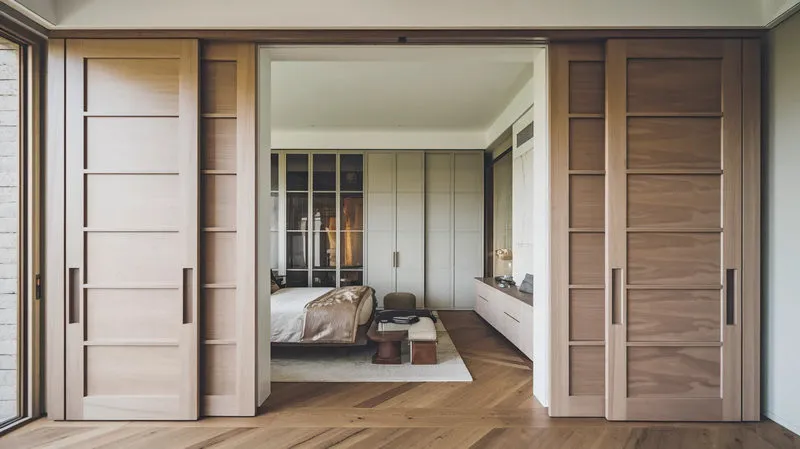 Mẫu cửa 4 cánh sử dụng hệ ray trượt phù hợp với không gian cần đóng mở linh hoạt (Nguồn: Internet)