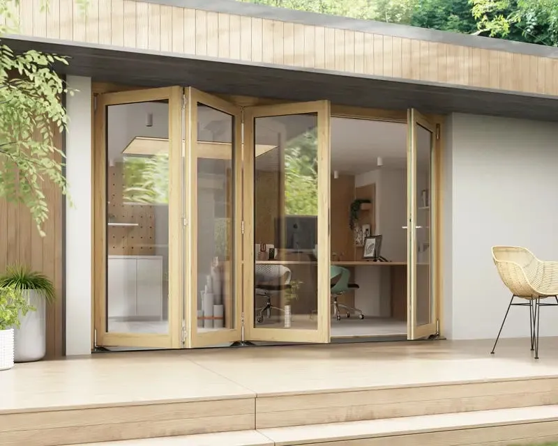 Mẫu cửa chính bằng gỗ 4 cánh xếp trượt sang trọng, phù hợp với mặt tiền nhà rộng (Nguồn: Internet)