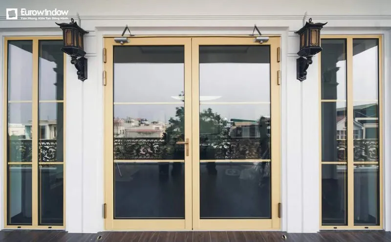 Mẫu cửa đi nhôm kính xanh đen 2 cánh mở quay, thiết kế cân đối và sang trọng. (Nguồn: Eurowindow)