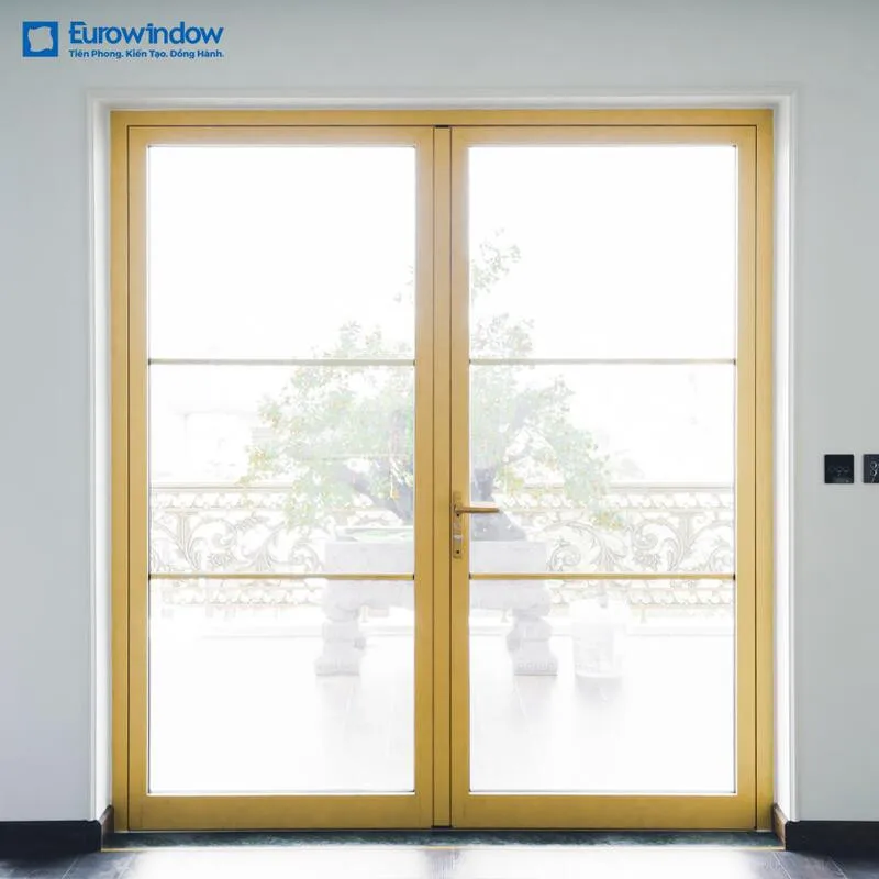 Mẫu cửa đi nhôm vàng đồng 2 cánh kết hợp kính cho ban công thoáng sáng (Nguồn: Eurowindow)