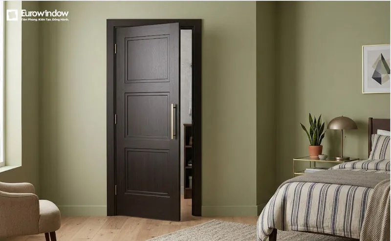 Mẫu cửa gỗ công nghiệp màu nâu đen cho phòng ngủ thiết kế dạng panel thanh lịch, hài hòa với nội thất hiện đại. (Nguồn: Eurowindow)