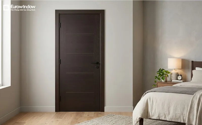 Mẫu cửa gỗ công nghiệp màu nâu đen cho phòng ngủ với thiết kế tối giản, màu sắc trầm ấm, tạo cảm giác riêng tư và thư giãn. (Nguồn: Eurowindow)