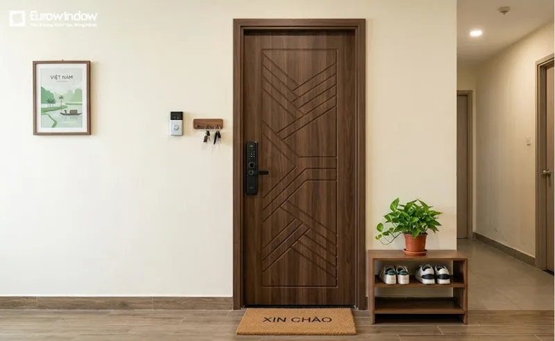 Mẫu cửa gỗ công nghiệp màu nâu đen với họa tiết hình học độc đáo, kết hợp tay nắm điện tử, phù hợp phong cách nội thất hiện đại. (Nguồn: Eurowindow)
