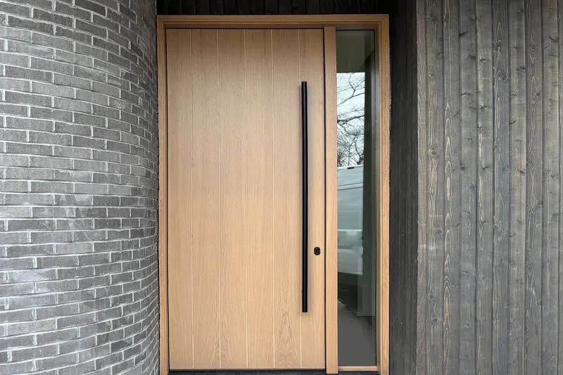 Mẫu cửa gỗ tự nhiên 1 cánh phù hợp làm cửa chính cho nhà phố có mặt tiền vừa phải (Nguồn: Internet)