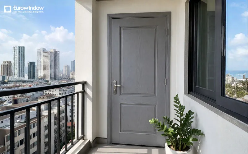 Mẫu cửa gỗ xám trung tính dễ phối hợp với tường ngoại thất và nội thất nhiều màu sắc (Nguồn: Eurowindow)