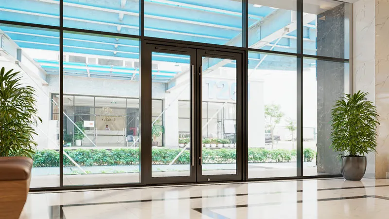 Mẫu cửa nhôm 2 cánh mở quay kết hợp vách kính cố định hai bên giúp mở rộng không gian (Nguồn: Eurowindow)