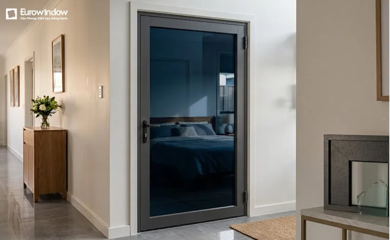 Mẫu cửa nhôm kính xanh đen mở quay mang đến vẻ đẹp hiện đại, tạo điểm nhấn hài hòa cho không gian nội thất. (Nguồn: Eurowindow)