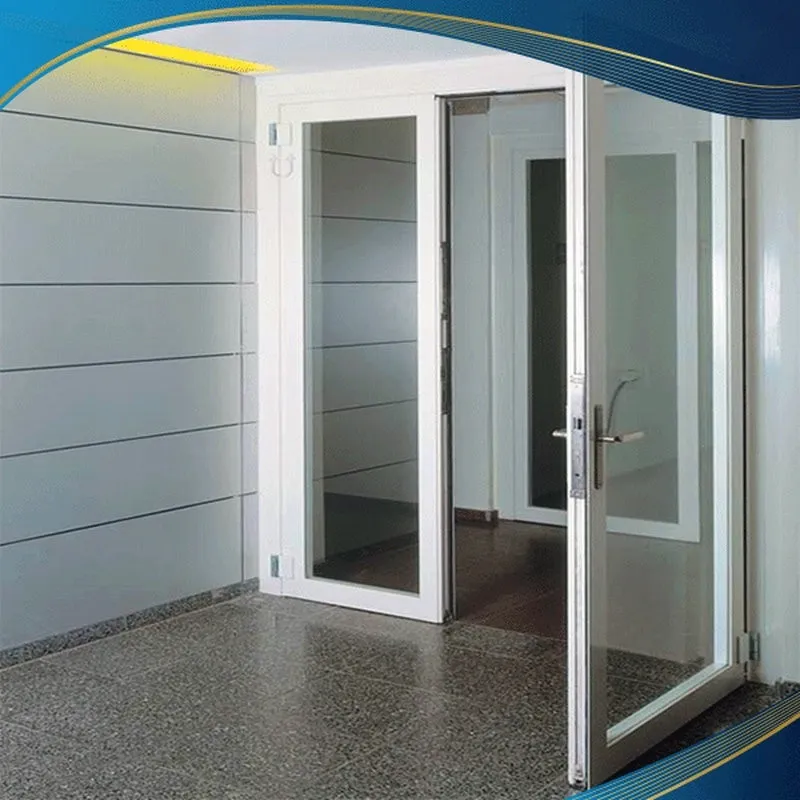 Mẫu cửa nhôm màu trắng được lắp đặt tại văn phòng làm việc với kiểu mở quay 1 cánh to cánh nhỏ để phù hợp với diện tích đặc thù