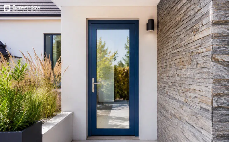 Mẫu cửa nhôm màu xanh 1 cánh kết hợp kính tạo vẻ hiện đại (Nguồn: Eurowindow)