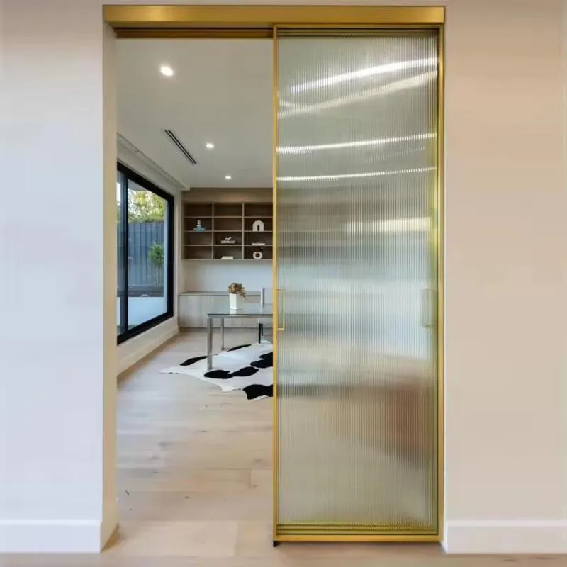 Mẫu cửa nhôm vàng đồng mở trượt kết hợp kính mờ phù hợp với không gian hiện đại (Nguồn: Internet)