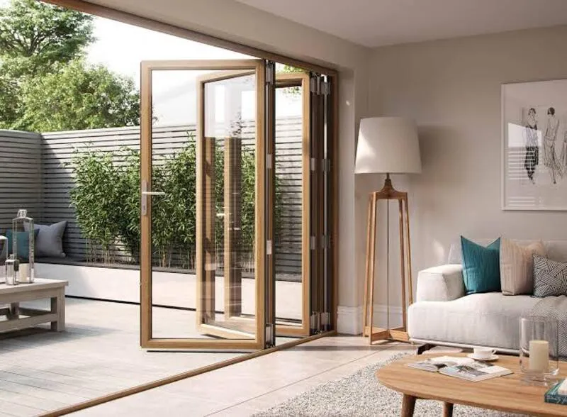 Mẫu cửa nhôm vàng đồng xếp trượt kết hợp kính phù hợp với biệt thự và nhà phố (Nguồn: Internet)