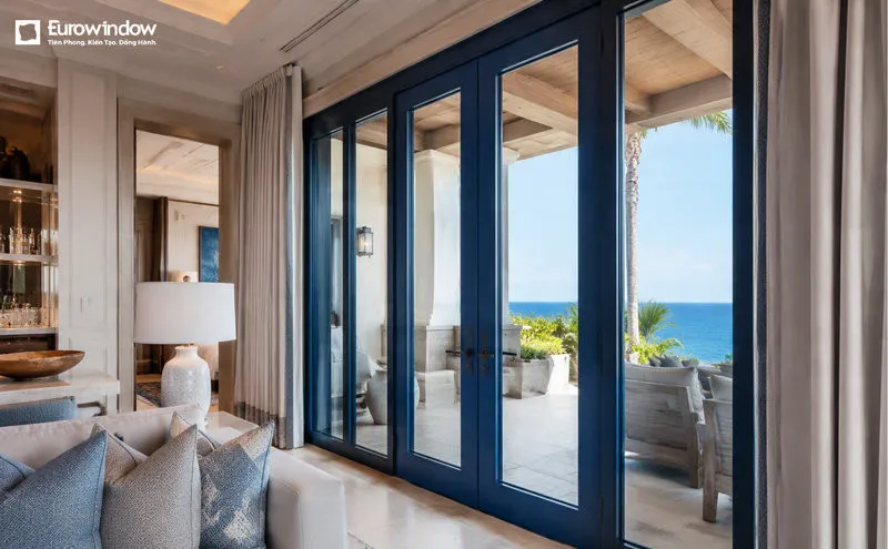 Mẫu cửa nhôm xanh 2 cánh kết hợp vách kính phù hợp với nhà phố hiện đại (Nguồn: Eurowindow)
