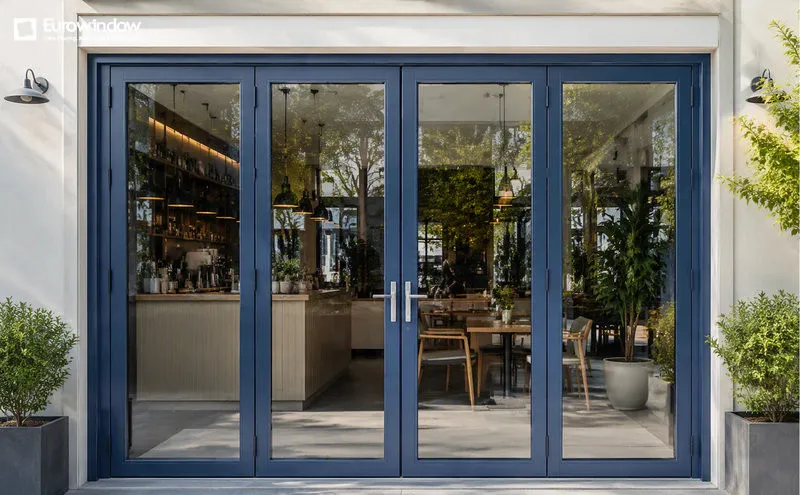 Mẫu cửa nhôm xanh kính hộp phù hợp với không gian cửa hàng nổi bật (Nguồn: Eurowindow)