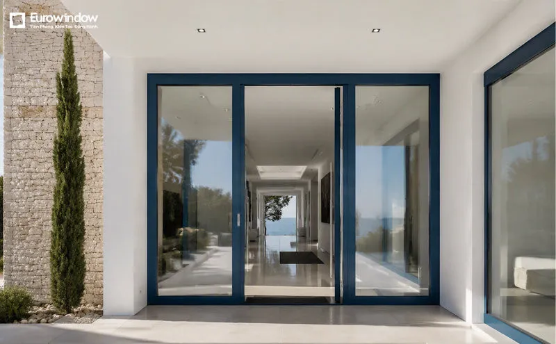 Mẫu cửa nhôm xanh mở quay phù hợp với nhiều phong cách kiến trúc (Nguồn: Eurowindow)