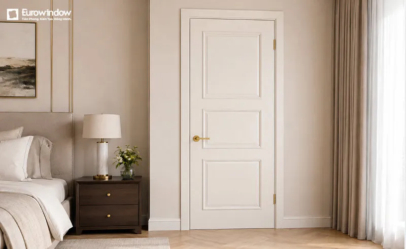 Sắc trắng thanh lịch kết hợp phào chỉ nhẹ phù hợp với phòng ngủ theo phong cách tân cổ điển. (Nguồn: Eurowindow)