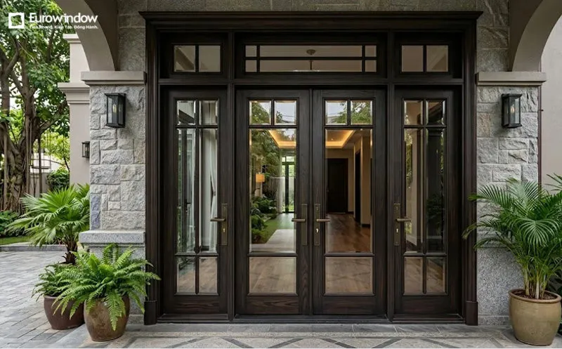 Sự kết hợp giữa gỗ tự nhiên màu nâu đen và kính giúp mẫu cửa vừa giữ được nét chắc chắn vừa tăng cảm giác thông thoáng cho không gian. (Nguồn: Eurowindow)