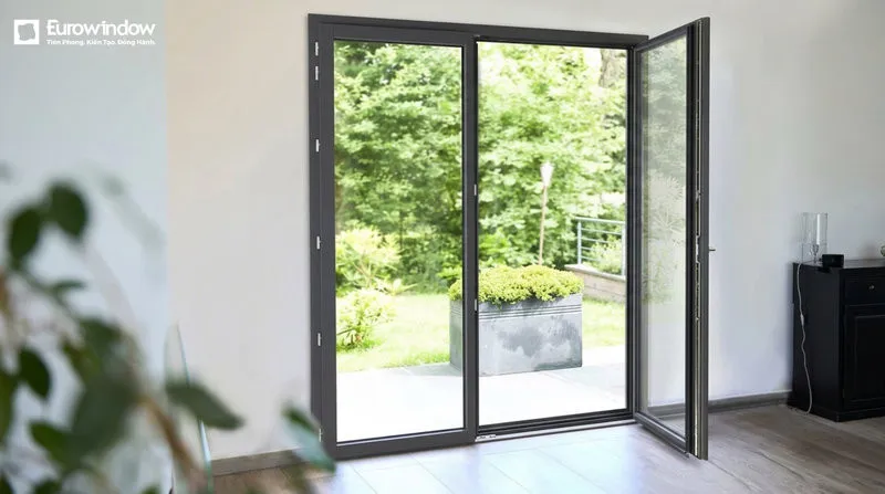 Thiết kế cửa chính nhôm kính màu đen kết hợp kính lớn sang trọng (Nguồn: Eurowindow)