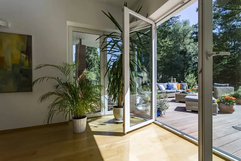 Thiết kế cửa đi màu trắng phù hợp với kiến trúc hiện đại tối giản (Nguồn: Internet)