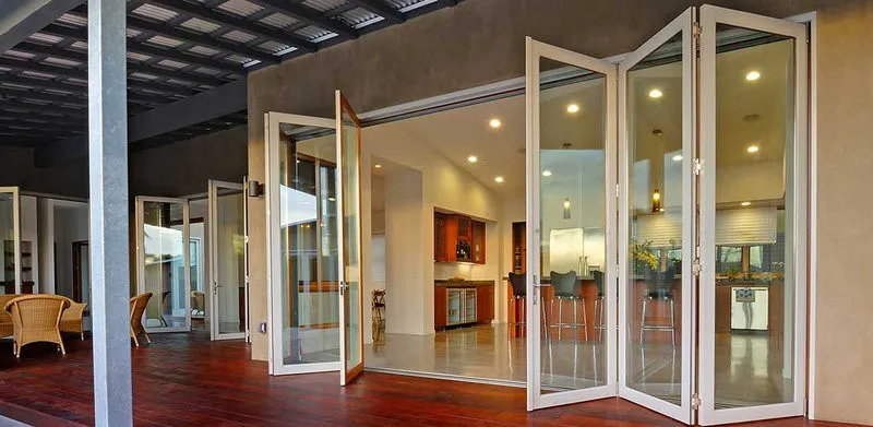 Thiết kế cửa đi trắng sữa kính cường lực tạo vẻ thanh thoát cho mặt tiền (Nguồn: Internet)