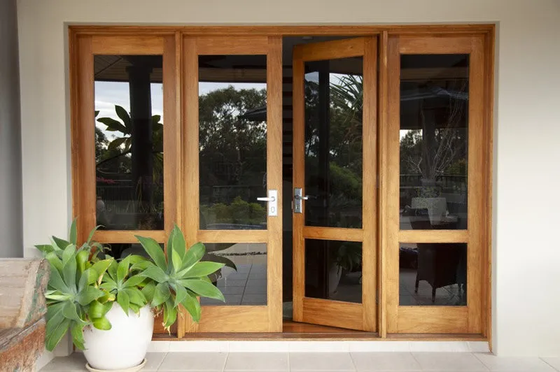 Thiết kế cửa gỗ kết hợp kính an toàn phù hợp với khu vực cửa chính thường xuyên sử dụng (Nguồn: Internet)