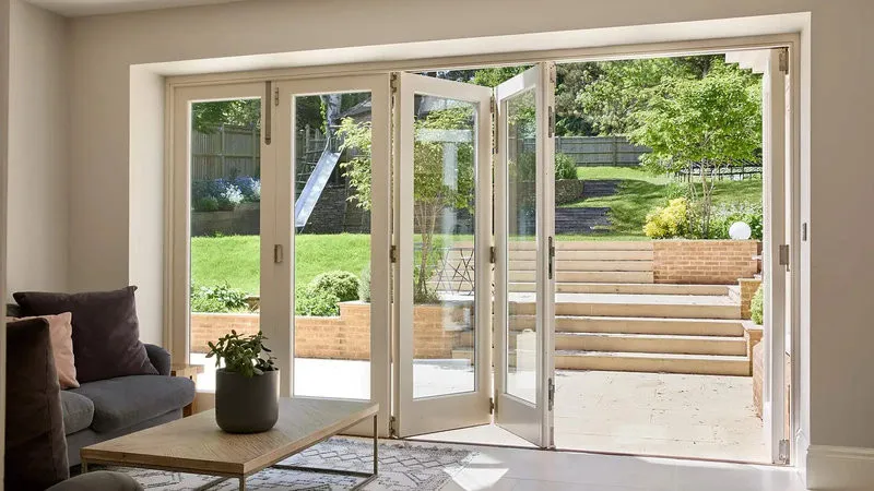 Thiết kế cửa gỗ màu trắng kết hợp kính giúp tăng độ sáng cho khu vực sảnh vào nhà