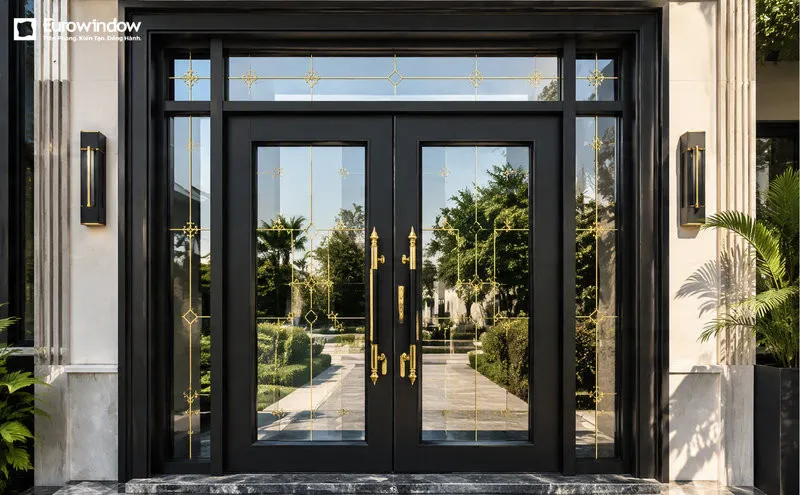 Thiết kế cửa màu đen tạo điểm nhấn nổi bật cho mặt tiền (Nguồn: Eurowindow)