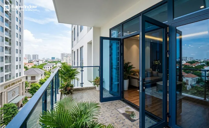 Thiết kế cửa nhôm kính mở quay rộng, giúp tối ưu ánh sáng tự nhiên và mở rộng tầm nhìn toàn cảnh thành phố. (Nguồn: Eurowindow)