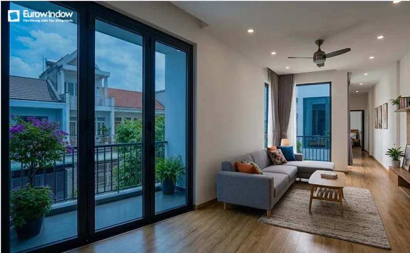 Thiết kế cửa nhôm kính mở quay rộng, giúp tối ưu ánh sáng tự nhiên và mở rộng tầm nhìn. (Nguồn: Eurowindow)