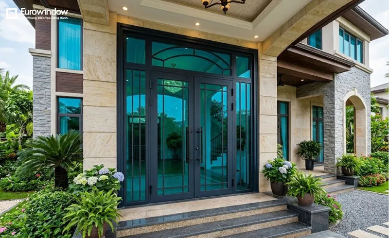 Thiết kế cửa nhôm kính xanh đen kết hợp vách kính giúp mặt tiền công trình thêm sang trọng và nổi bật. (Nguồn: Eurowindow)