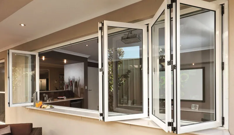 Thiết kế cửa xếp trượt nhôm kính trắng sữa tăng kết nối với không gian bên ngoài (Nguồn: Internet)