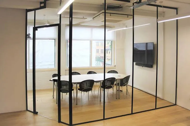 Thiết kế hiện đại cùng độ bền cao giúp vách kính chống cháy phù hợp với nhiều loại công trình (Nguồn: Internet)