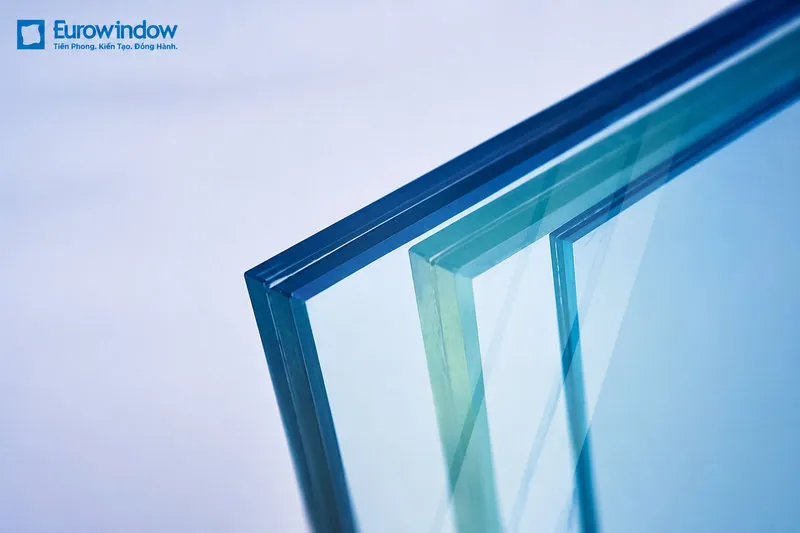 Vách kính cường lực an toàn đạt tiêu chuẩn theo TCVN 7455:2013 hoặc EN 12150. (Nguồn: Eurowindow)