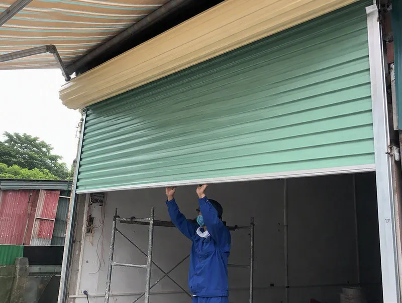Cửa cuốn kéo tay có cơ chế vận hành thủ công, cấu tạo đơn giản và dễ sử dụng (Nguồn: Internet)