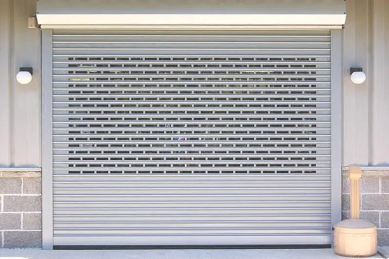 Cửa cuốn khe thoáng cho garage ô tô giúp tối ưu lối ra vào và thuận tiện khi vận hành