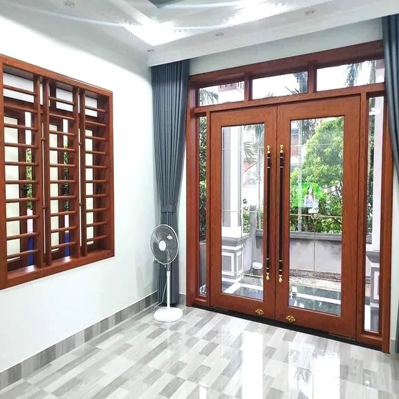 Cửa đi nhôm kính 2 cánh kết hợp khung màu nâu tạo cảm giác ấm áp cho ngôi nhà