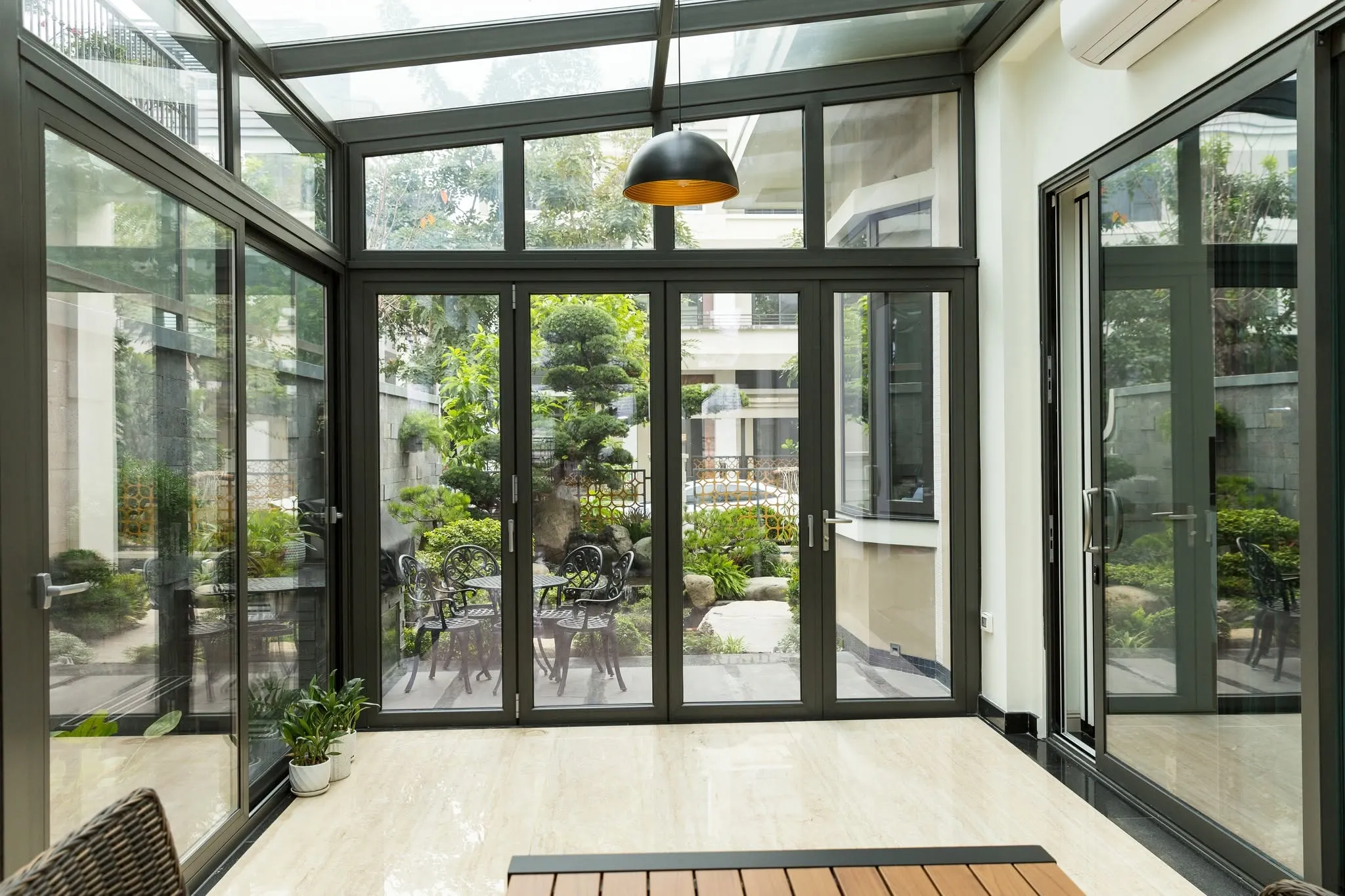 Cửa kính chống cháy cần được lắp đặt đúng cấu hình, kiểm tra vận hành và bảo dưỡng định kỳ để duy trì hiệu quả ngăn cháy
