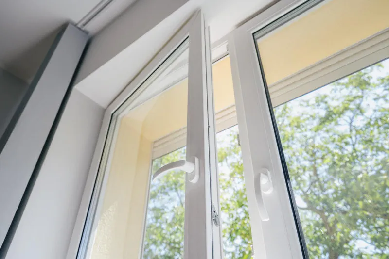 cua-so-upvc-2-canh-mo-quay-lat-trong-4