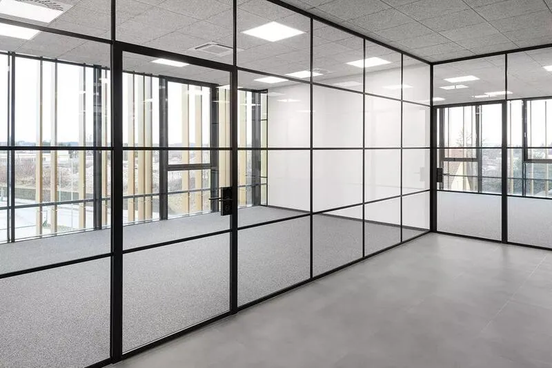 Kính chống cháy 120 phút cần được lắp đặt đúng cấu hình và kiểm tra định kỳ để duy trì khả năng ngăn cháy của hệ thống
