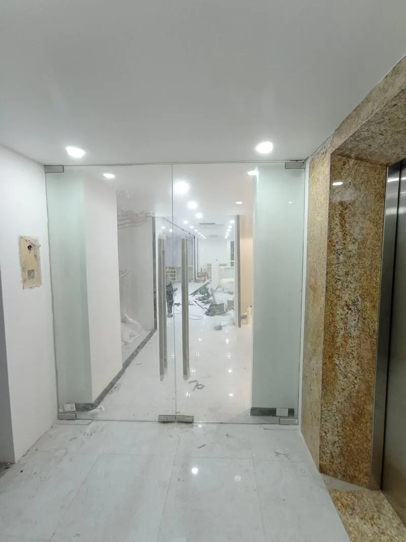 Lựa chọn đúng kích thước, độ dày kính và hệ phụ kiện giúp kiểm soát chi phí và đảm bảo cửa vận hành ổn định