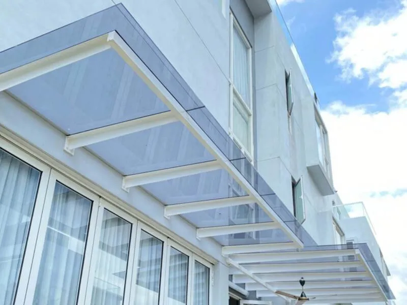 Mái kính cường lực giúp che chắn khu vực sảnh và lối đi trước tác động trực tiếp của mưa nắng