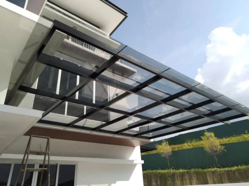 Mái kính cường lực Low-E hỗ trợ kiểm soát nhiệt và tận dụng ánh sáng tự nhiên cho không gian bên dưới