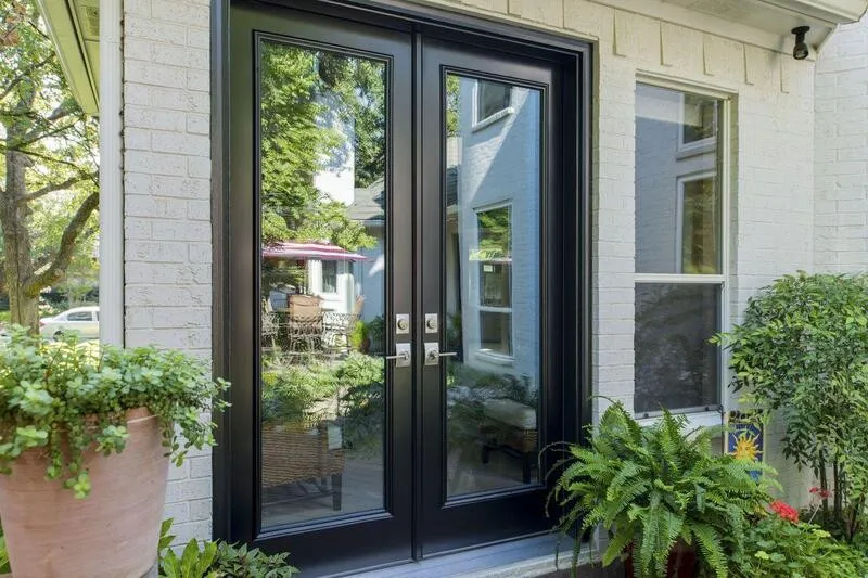 Mẫu cửa đi nhôm kính 2 cánh với thiết kế đối xứng 2 bên