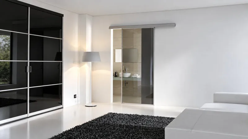 Mẫu cửa kính 1 cánh mở trượt phù hợp với phòng khách có thiết kế tối giản. (Nguồn: Internet)