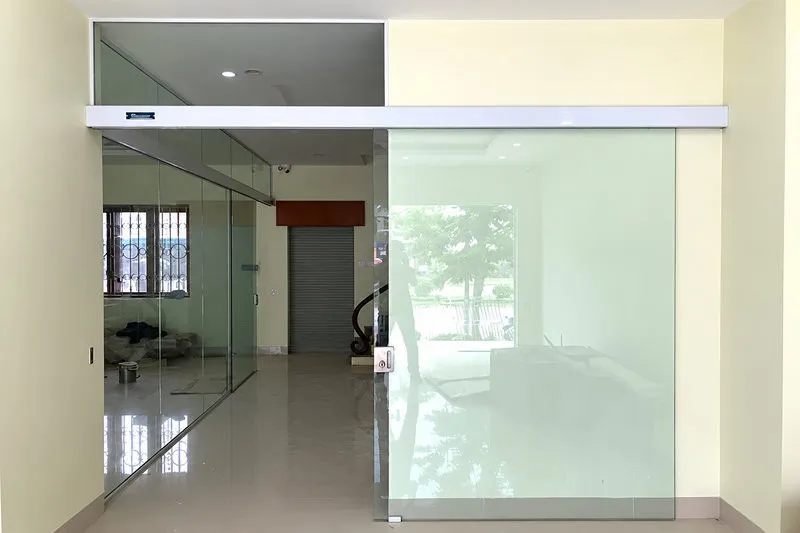 Mẫu cửa kính tự động 1 cánh mở trượt giúp tối ưu diện tích lối đi. (Nguồn: Internet)