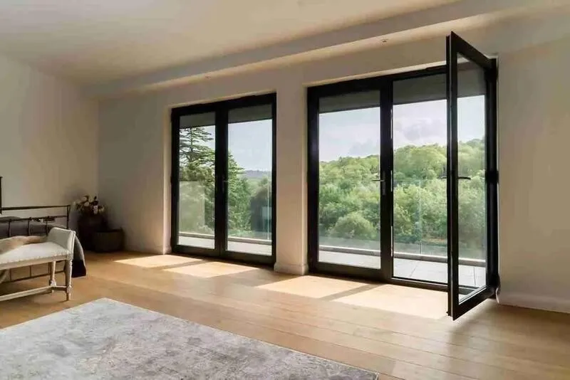 Thiết kế cánh mở trong phù hợp với không gian có diện tích mặt tiền hạn chế như khu vực ban công