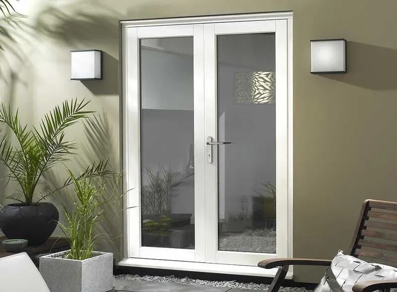 Thiết kế cửa đi nhôm kính trong suốt 2 cánh mở quay ngoài kết hợp viền trắng tinh tế