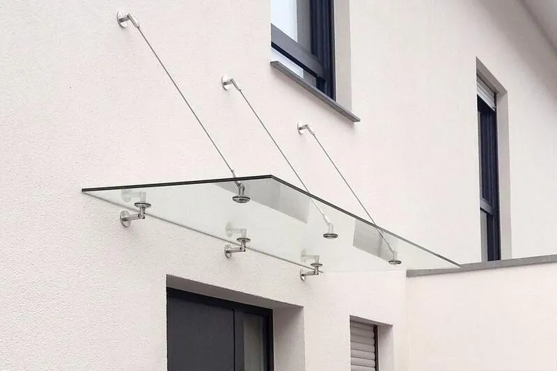 Vệ sinh định kỳ giúp mái kính duy trì độ trong suốt và diện mạo sạch đẹp trong quá trình sử dụng