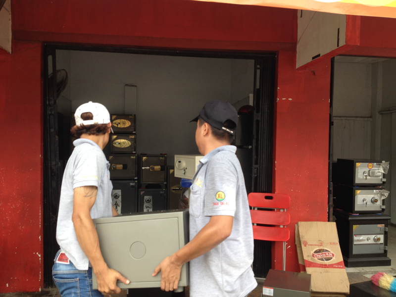 Nên thuê dịch vụ vận chuyển chuyên nghiệp để di chuyển két sắt (Nguồn ảnh: Internet)