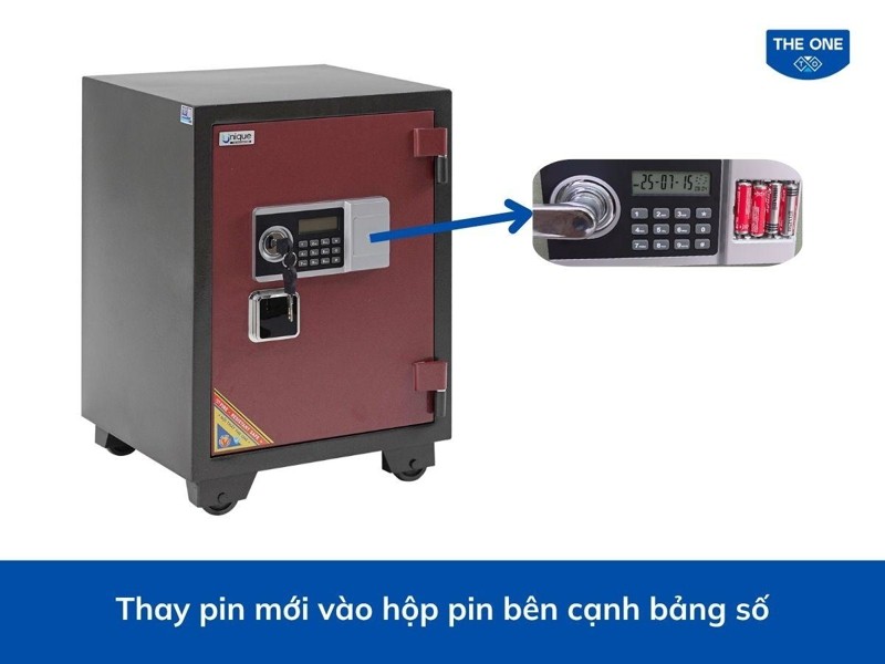 Bạn thay 4 viên pin AA mới vào hộp pin nằm ngay bên cạnh bảng số